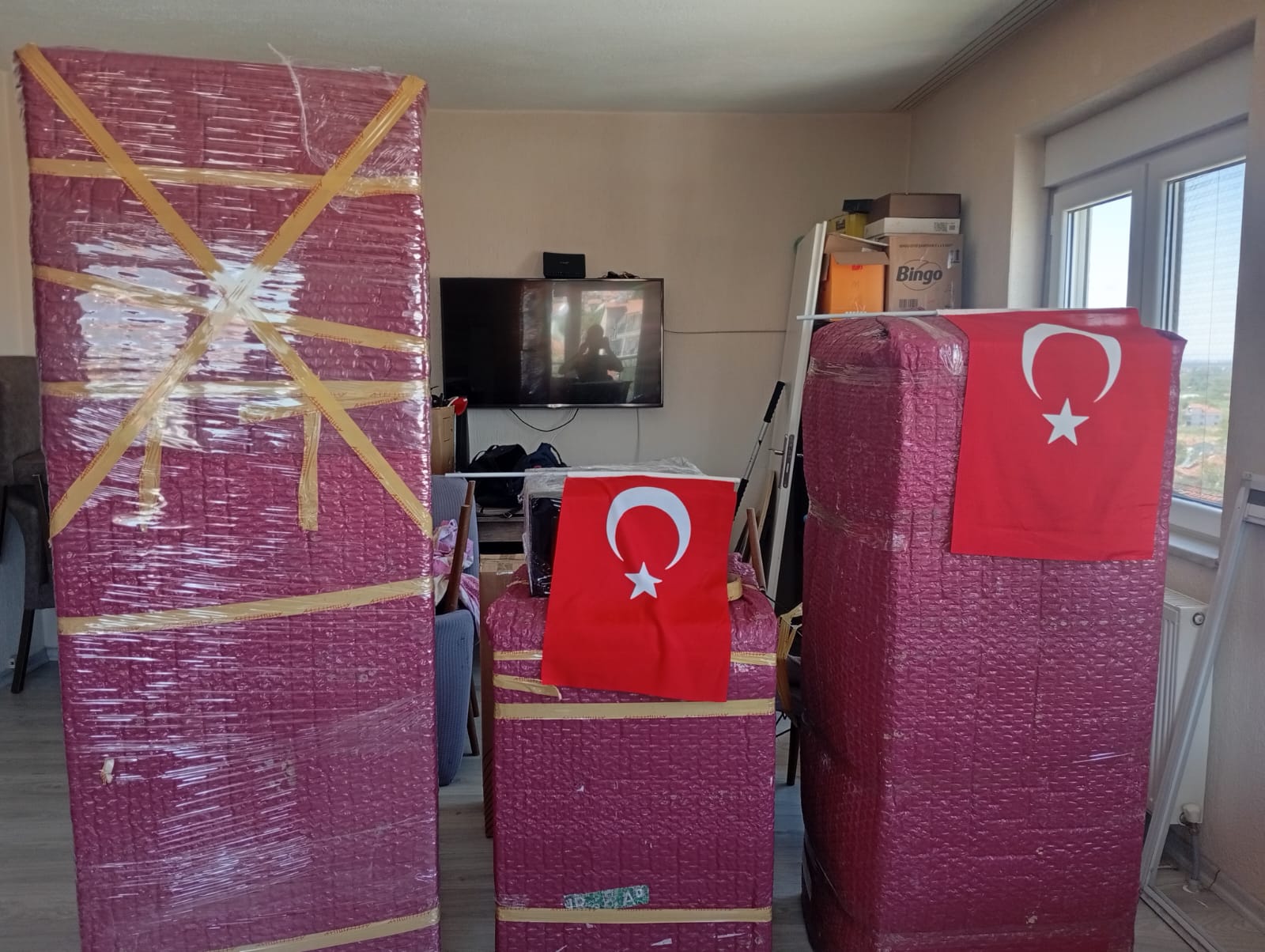 Koruyucu ambalajla sarılmış ev eşyaları